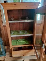 Antiker Vitrinenschrank aus Holz mit Schublade gebraucht