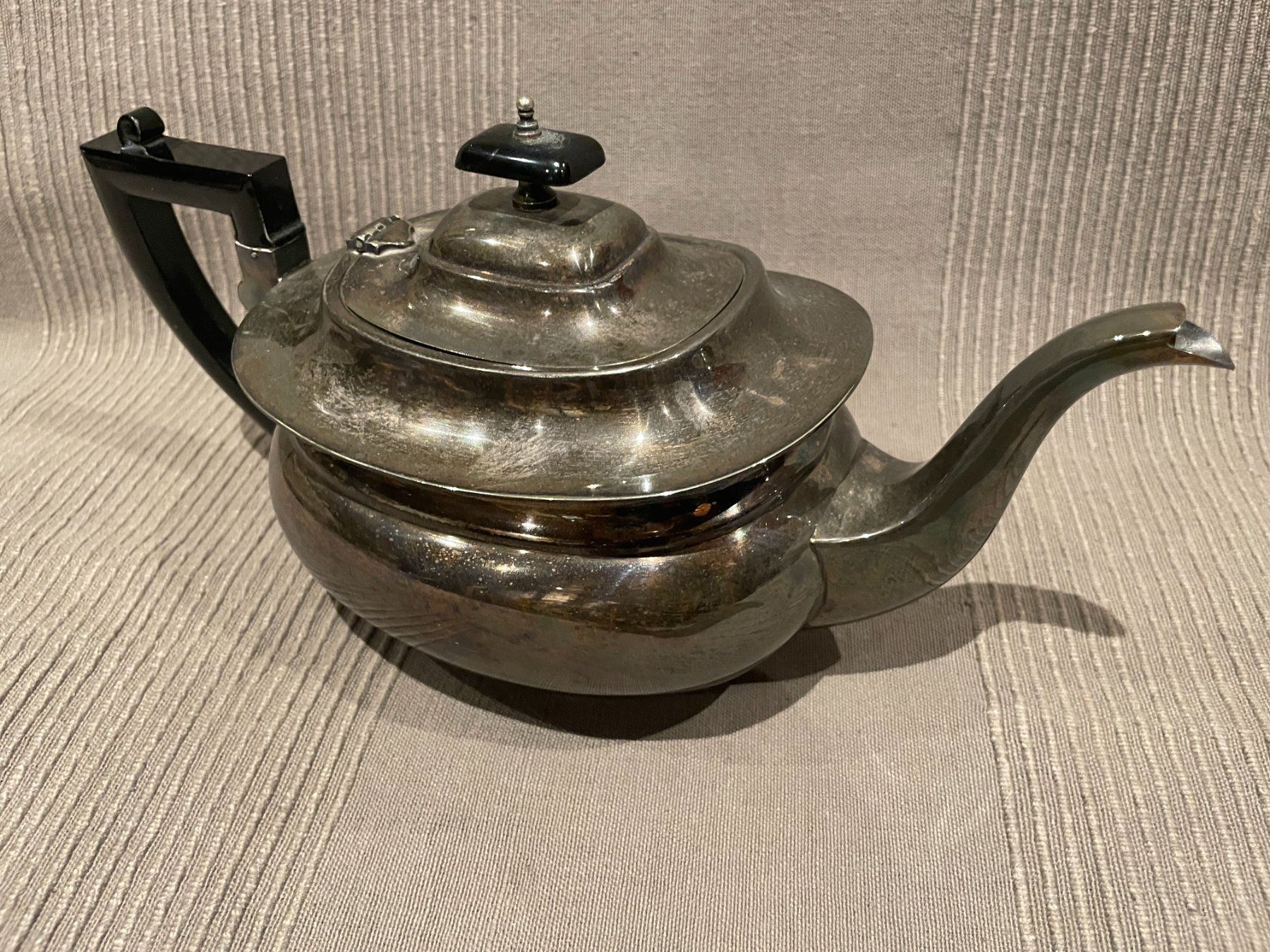 Caraffe: Antike Englische Teekanne versilbert mit Bakelit Griff – Usato da Bern venduto da Chraebu2 2