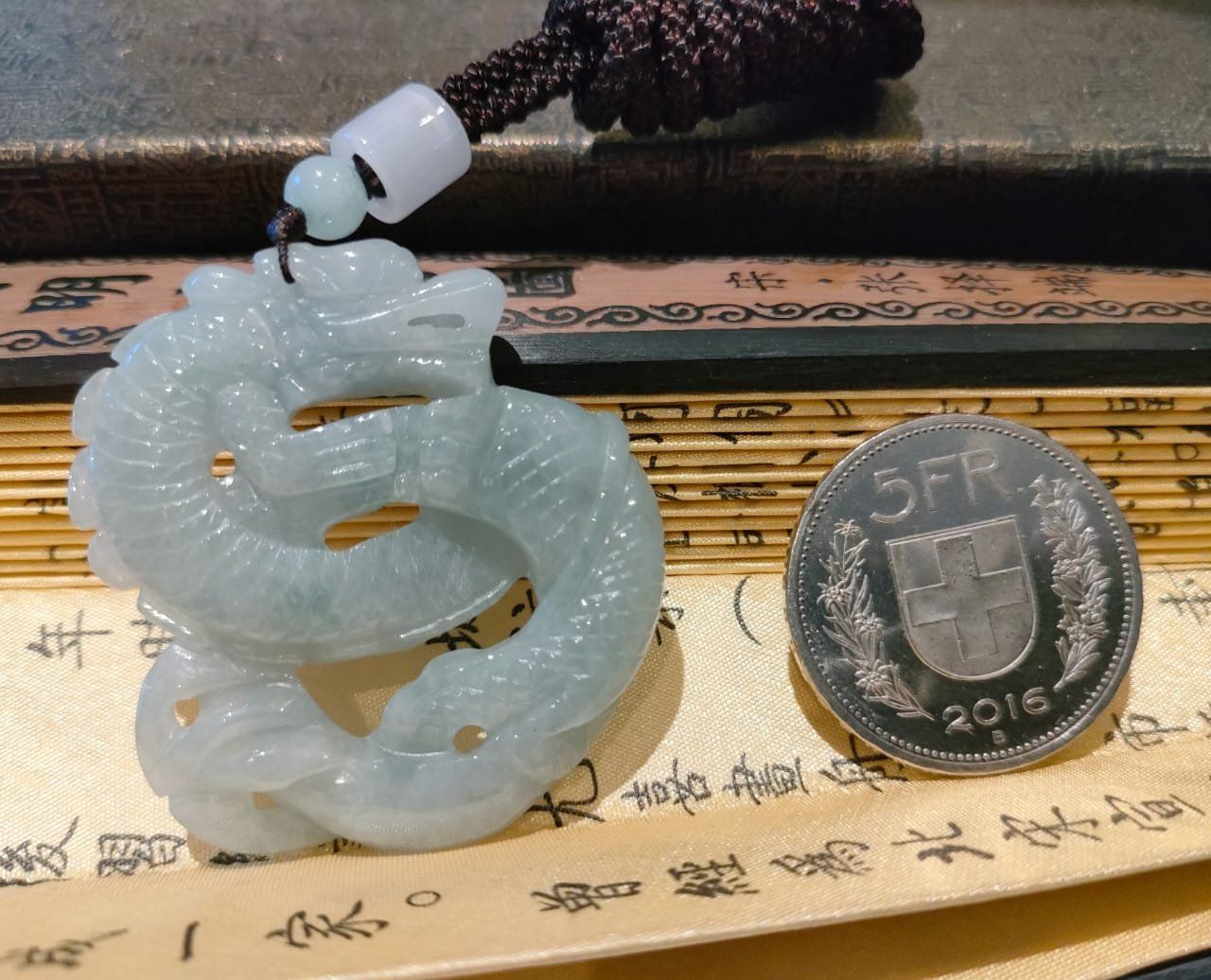 Ciondoli: Hohlschnitzerei jade Drachenanhänger – Nuovo e nell'imballaggio originale da Bubendorf venduto da JadeParadise 1