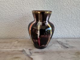 Beau vase avec lignes blanches