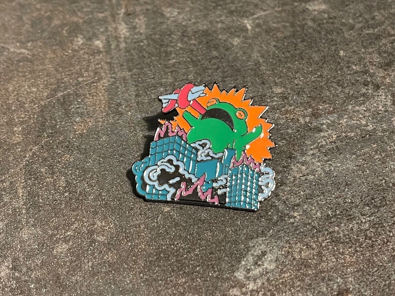 Plaketten & Abzeichen: Frog destroying City meme Pin – Gebraucht aus Biel/Bienne von bas_c8yf