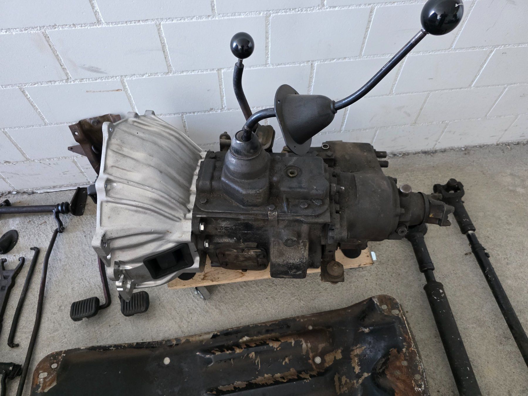 Jeep Tutti pezzi di ricambio auto: Jeep CJ7 schalt Getribe – Usato da Altendorf venduto da Heri6 1