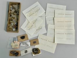 Lot de pièces horlogères (aiguilles Universo etc...)