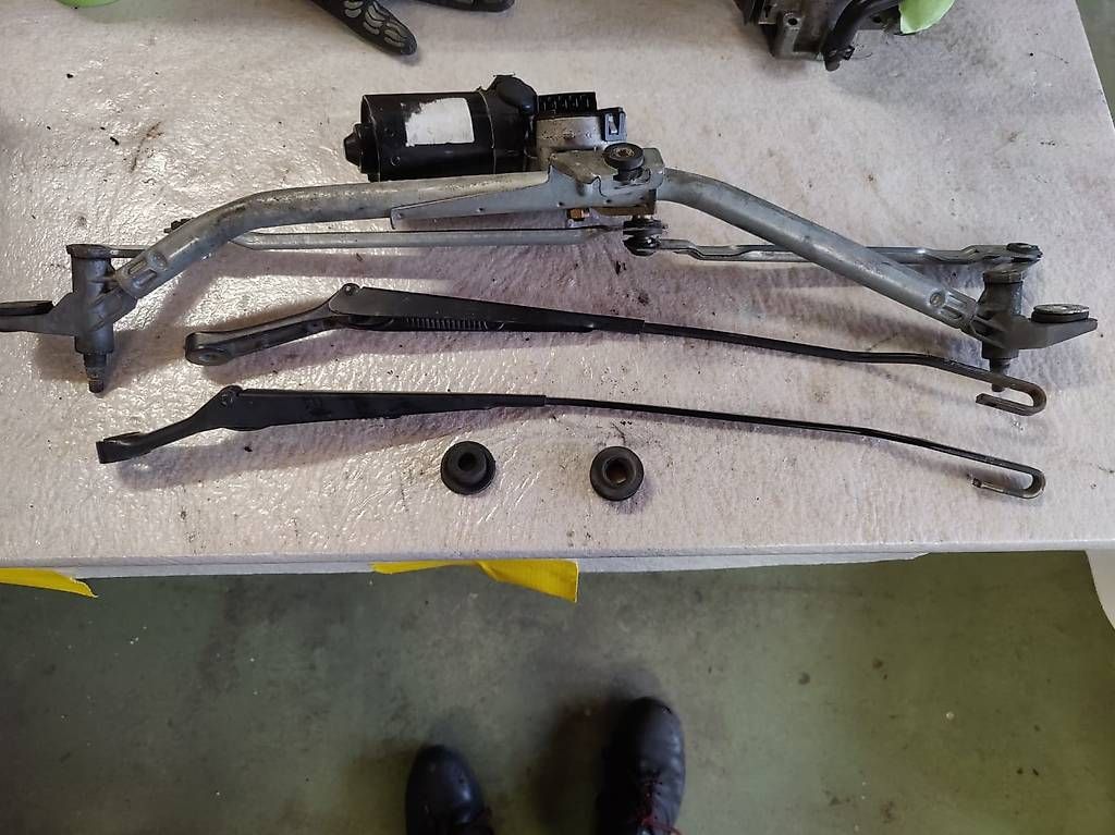 Tutti pezzi di ricambio auto: Wischergestänge inkl. Motor Passat 3B/B5 – Usato da Altdorf UR venduto da Gufler6460