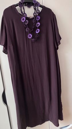 Kleid prune / lila 2XL 44-50 mit Halskette   > Ab 11.-