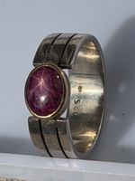 STERN RUBIN Cabochon in Goldfassung / Silberring  Grösse  61