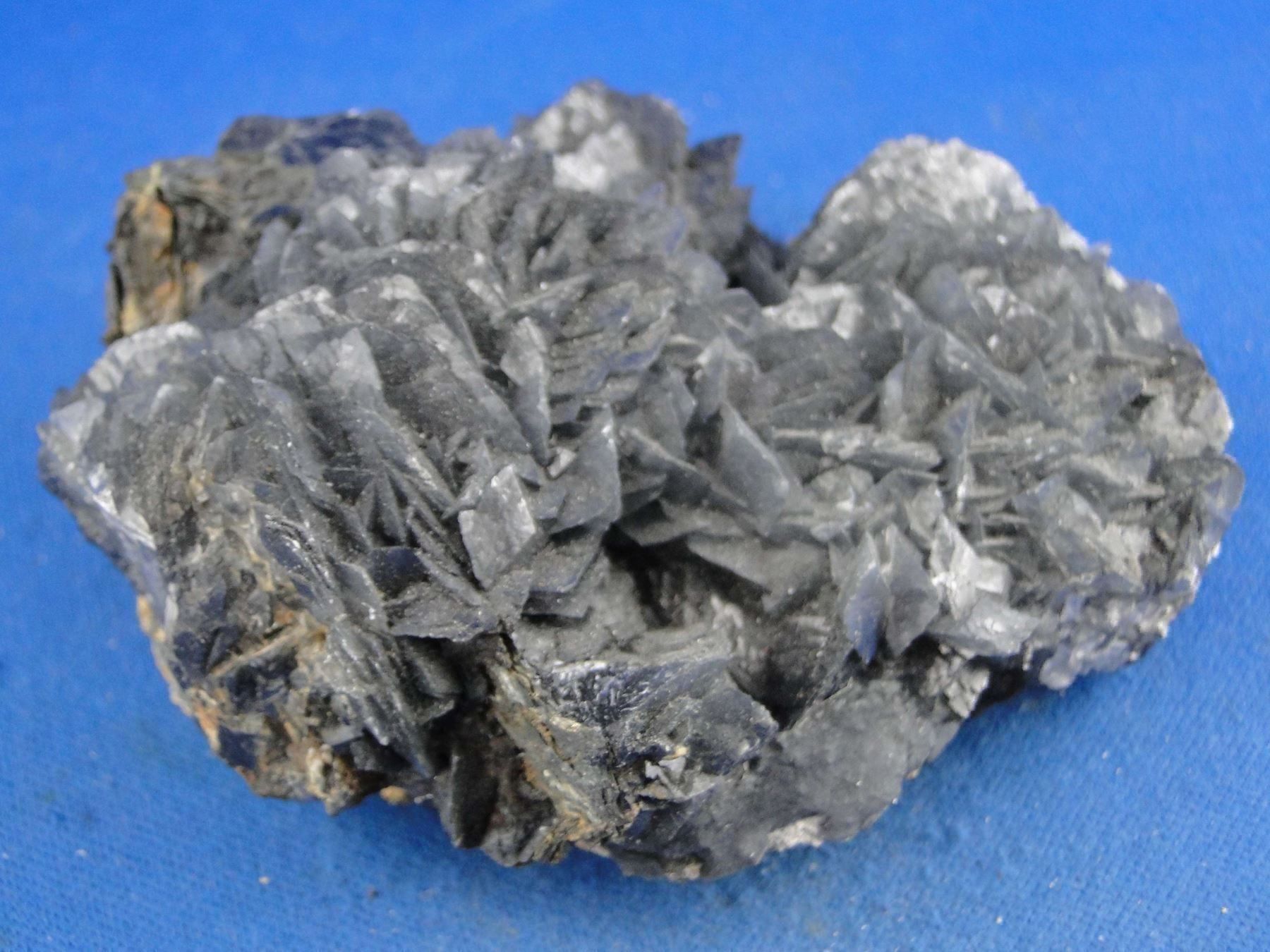 Minerali & Pietre curative: Calcit mit Boulangerit-Einschluessen – Usato da Schinznach Bad venduto da Demerald 1