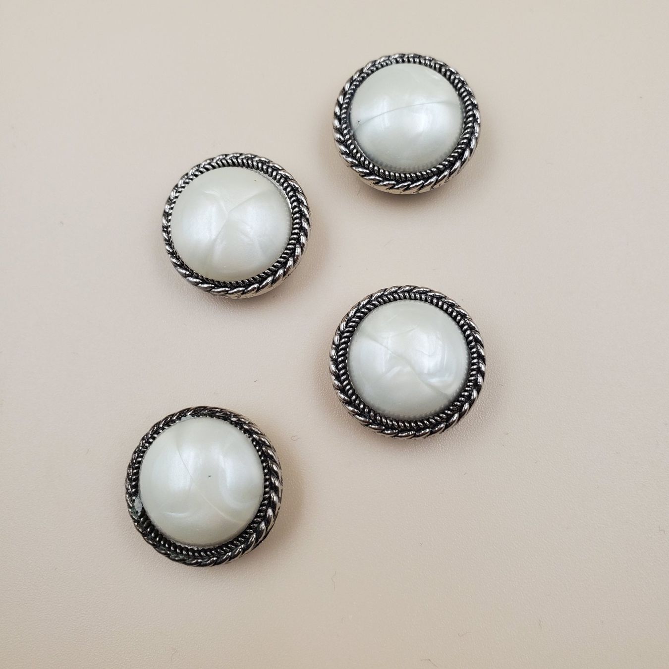 Bottoni: 4 couvre boutons vintage – Usato da Rennaz venduto da La_malle_du_dauphin