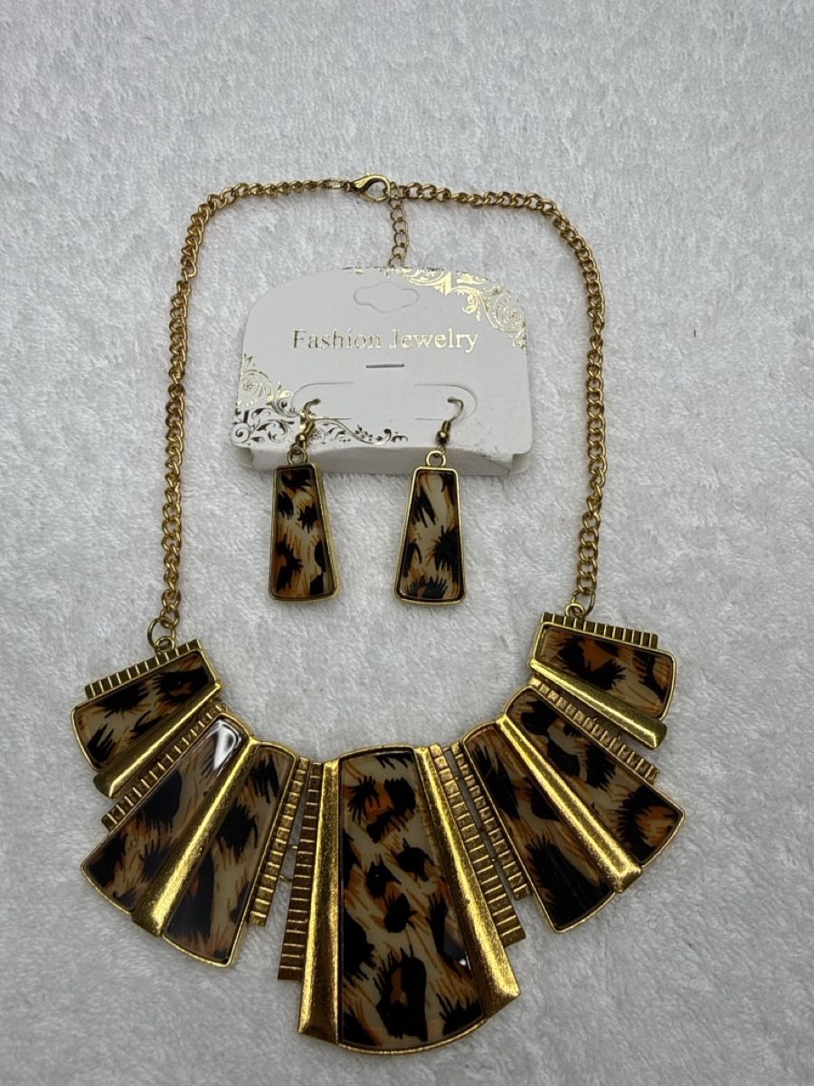 Altri gioielli: Collier et boucles d'oreilles imprimé léopard neuf – Nuovo e nell'imballaggio originale da Chenens venduto da anasantos90