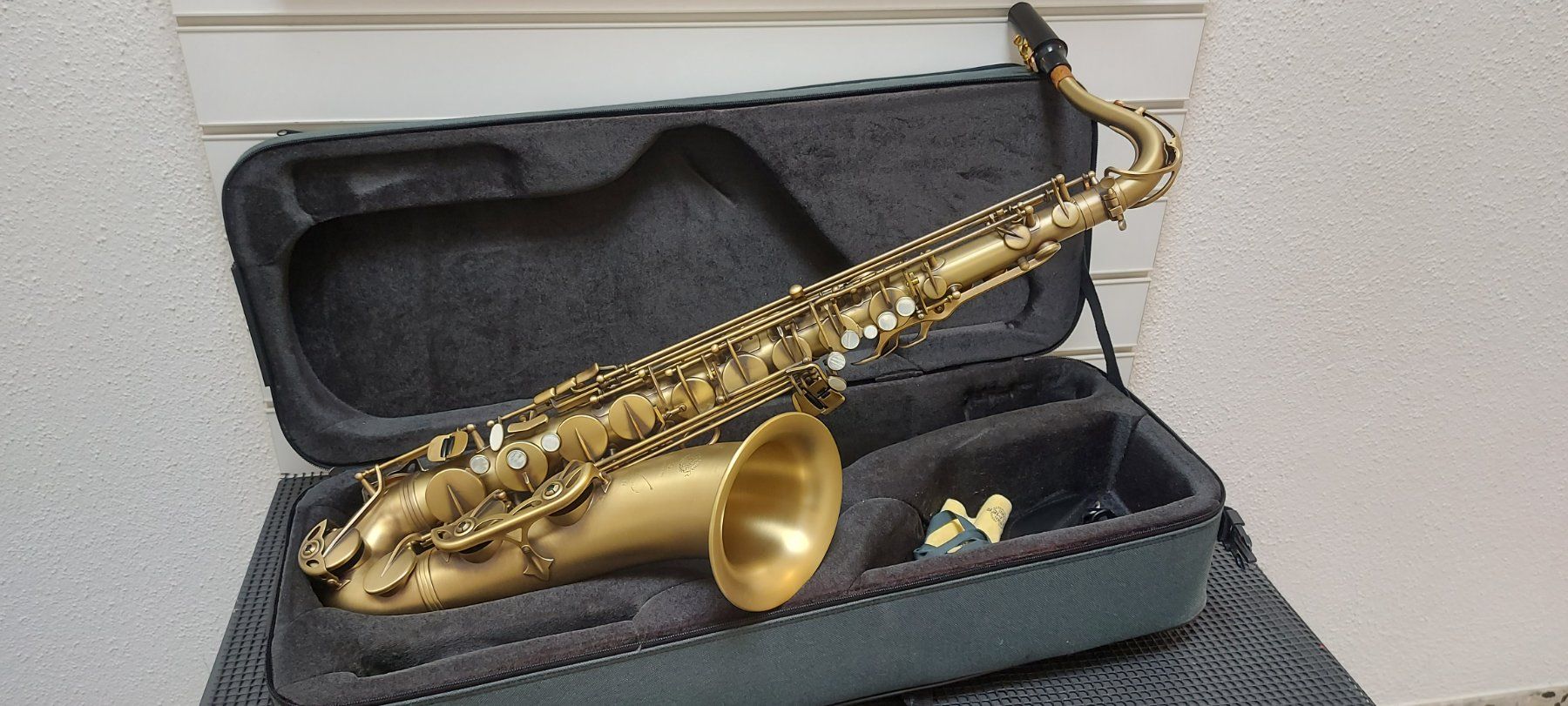 Selmer Strumenti musicali: Selmer Reference 54 Tenor Saxophone gold lacquer engraved – Usato da Glattbrugg venduto da Swissmusik