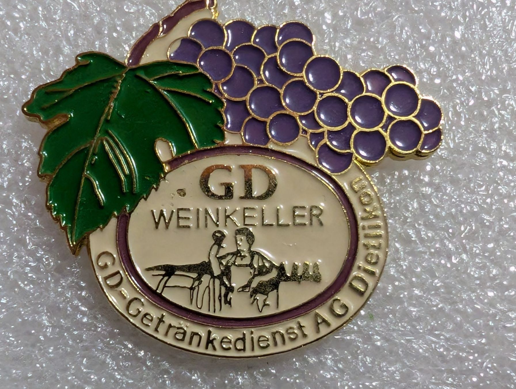 Placchette & Badge: Ansteckpin 283: GD Weinkeller – Usato da Oppligen venduto da Pin-Fall-Shop