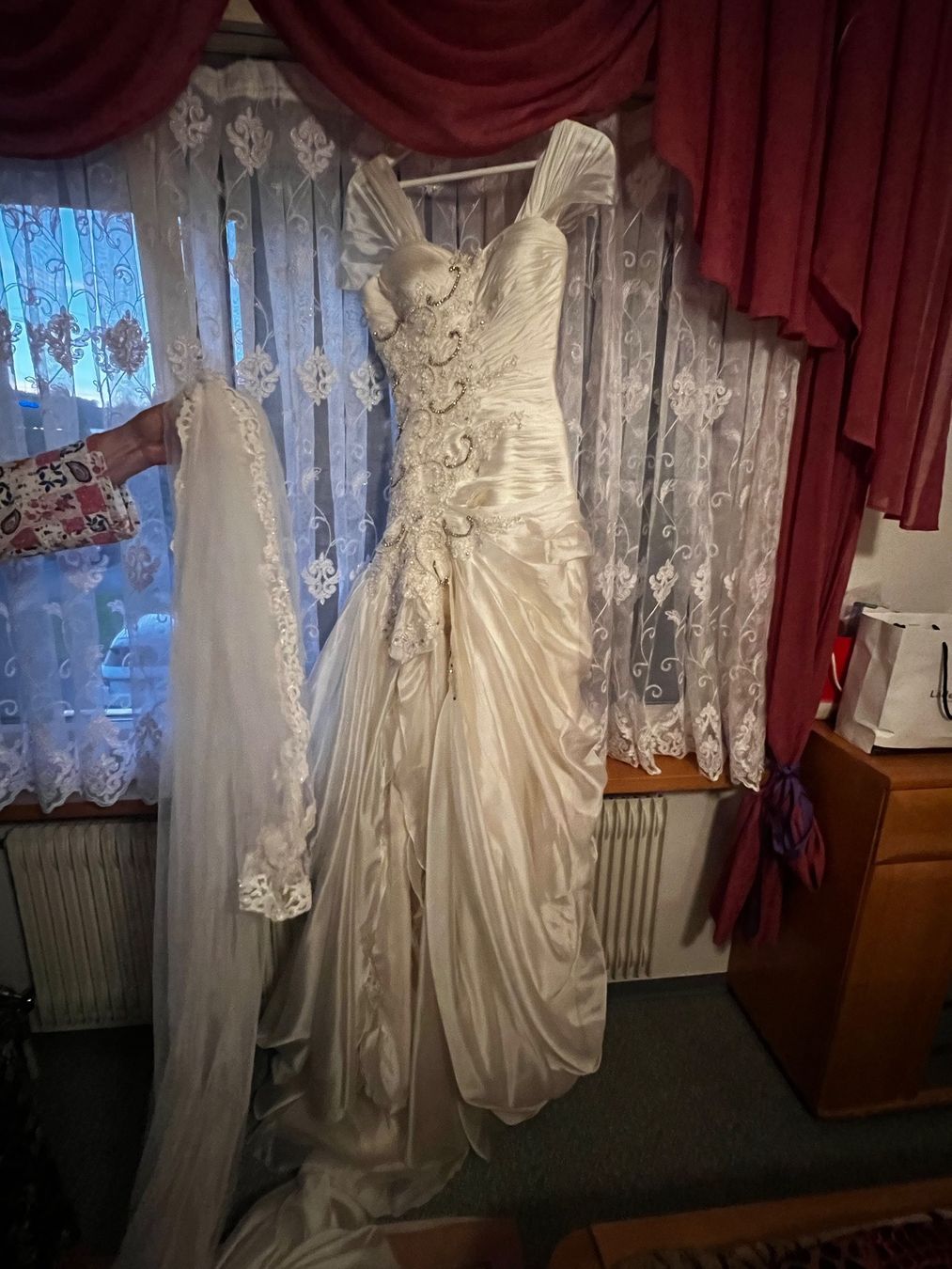 Vestiti: Traumhaftes Brautkleid mit Schleppe – Usato da Ulisbach venduto da Etchlab.ch 2
