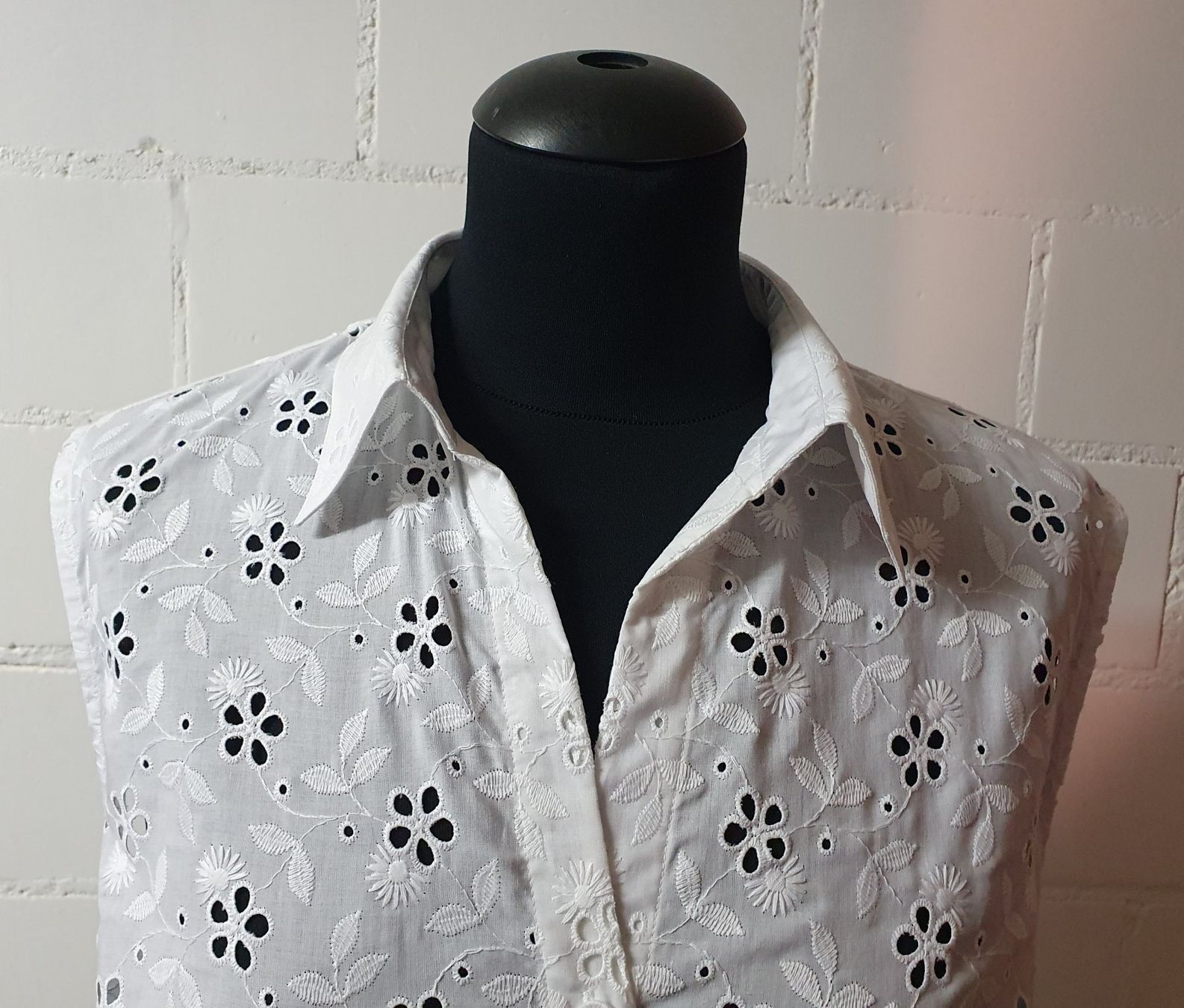 Camicette: Neu: "Wallmann" / edle Bluse weiss Gr. 42 / ÄRMELLOS – Nuovo (secondo la descrizione) da Muri AG venduto da Edlerweiss 2
