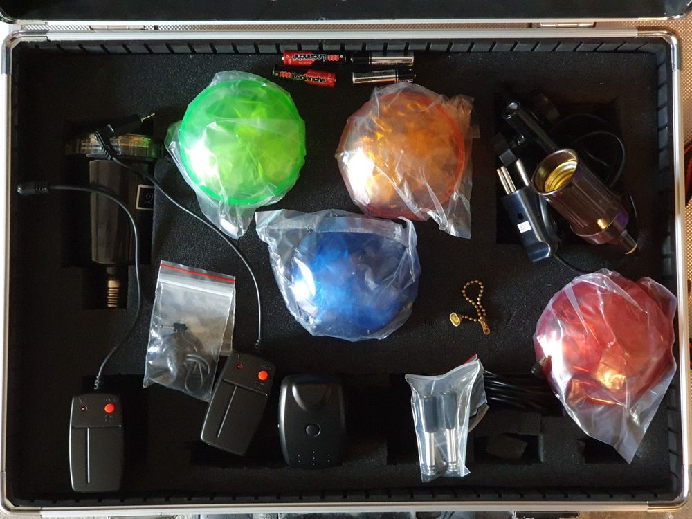 Lampes: Fernauslöseset und Blitzlicht mit verschiedenen Farben – D'occasion à Feuerthalen par jalindi