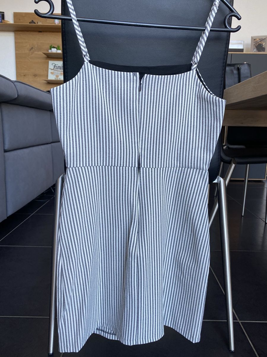 Pull&Bear Kleider: Robe courte Pull&Bear blanche lignée noir – Gebraucht aus Essertines-Yverdon von Alice977 1