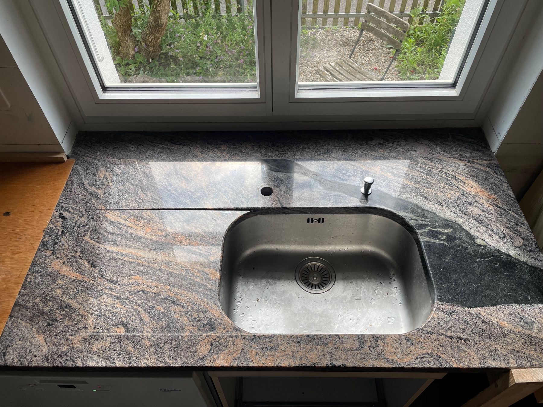 Spülbecken & Waschbecken: Naturstein Küchenabdeckung mit Spülbecken gebraucht – Gebraucht aus Riehen von KochVerkauf