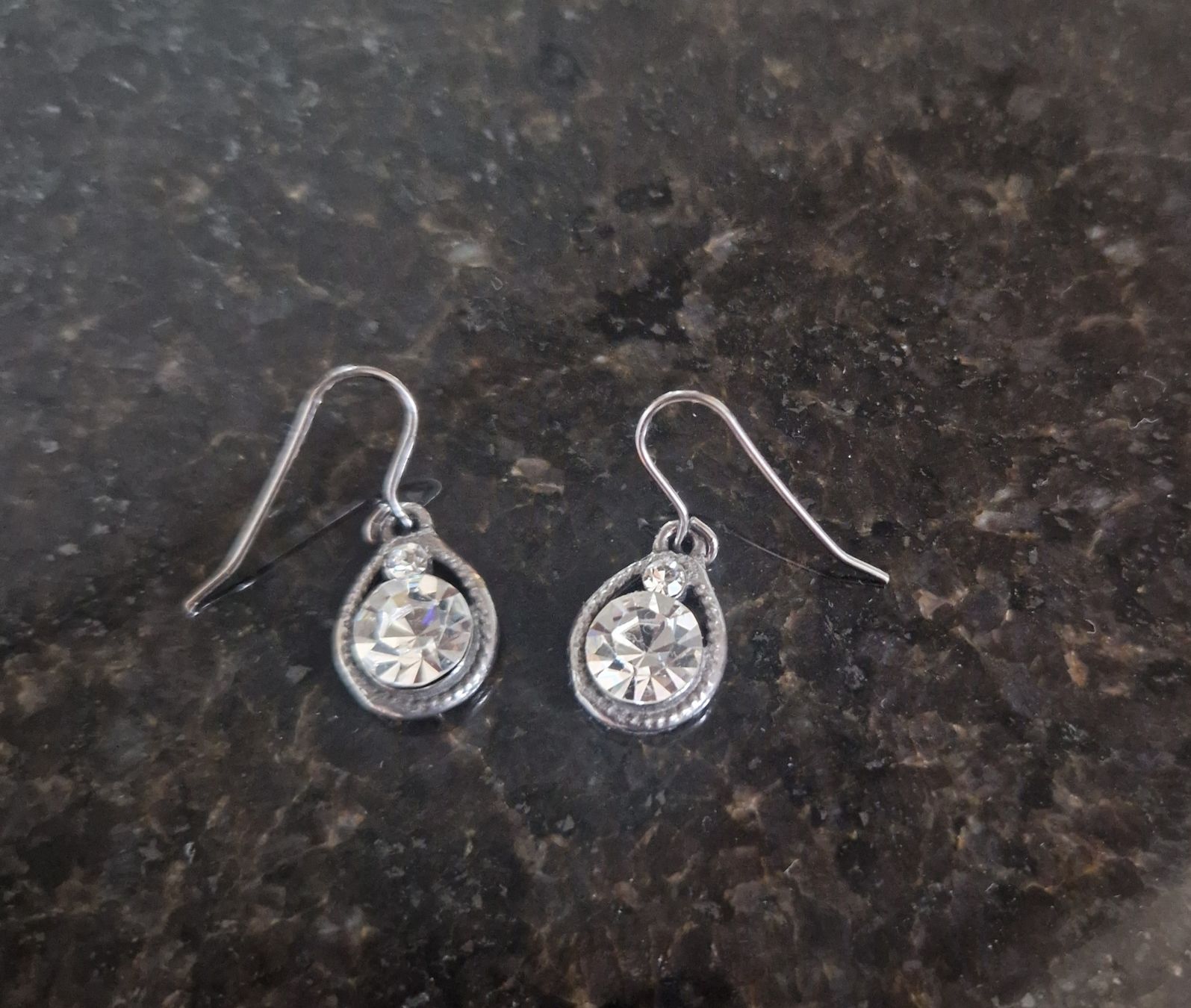Ohrringe & -stecker: Elegante Silberfarbene Ohrhänger mit Strasssteinchen – Gebraucht aus Bünzen von Milly32 2