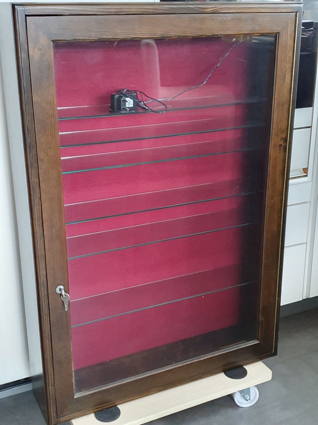 Vetrine: Holzvitrine mit Glastablaren, abschliessbar – Usato da Killwangen venduto da versus77