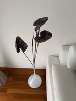 Vase weiss Kugelform mit Blumenzweig