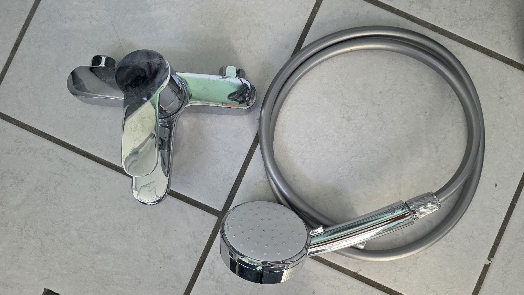 Grohe Armaturen: Mitigeur de baignoire/douche GROHE avec douchette+flexible – Gebraucht aus Attalens von Mishanya