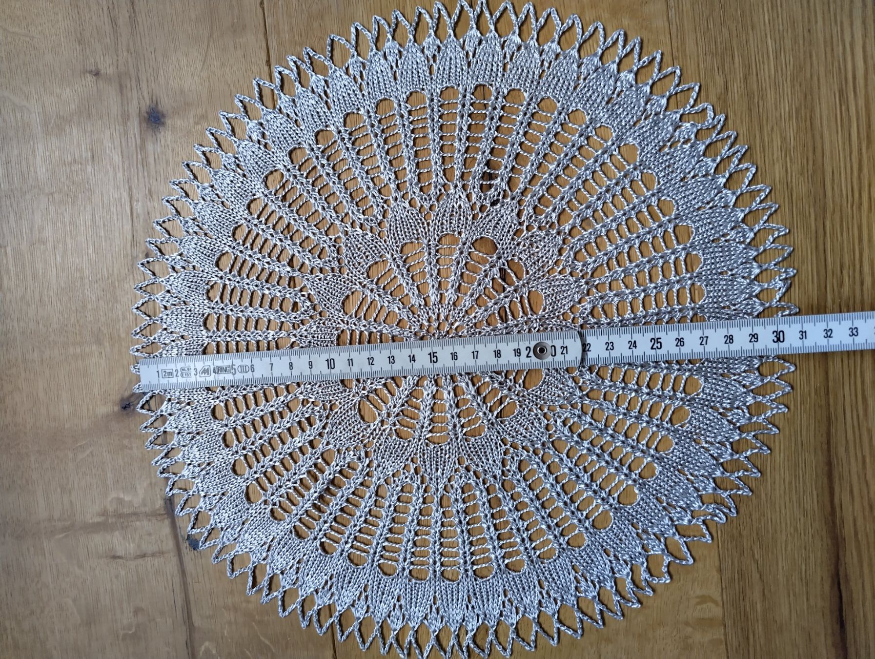 Tutte le decorazioni: Kunstseide-Strickdeckeli hellgrau, 30cm rund: EIN BLICKGFANG – Nuovo (secondo la descrizione) da Tuggen venduto da bear64 1
