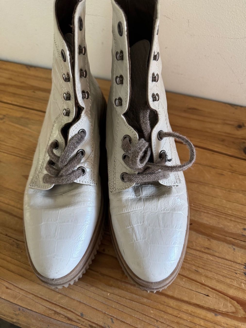 Scarpe da donna: Weisse Weekend Stiefel in Kroko-Optik, Grösse 38 – Usato da Meiringen venduto da luanik 1