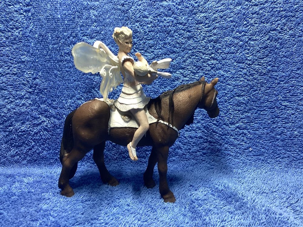  Foto zu Schleich Elfe auf Pferd. 