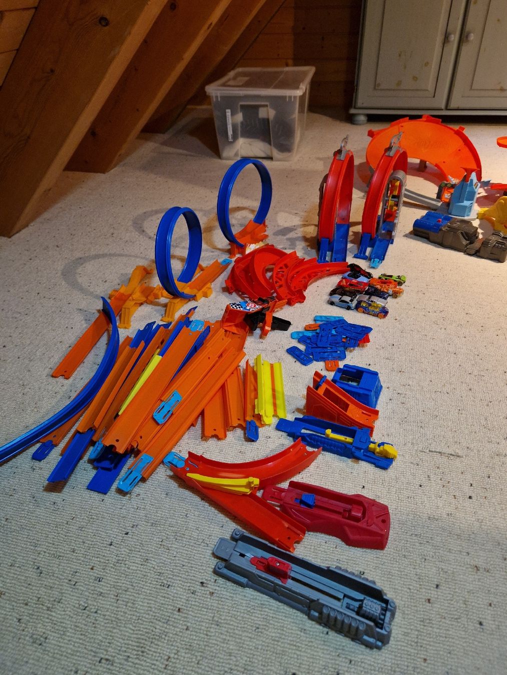 Hot Wheels Giocattoli: Hotwheels Bahn mit Loopings und mehr – Usato da Stallikon venduto da Schneeule