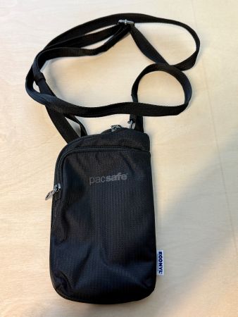 Pacsafe kleine Umhängetasche