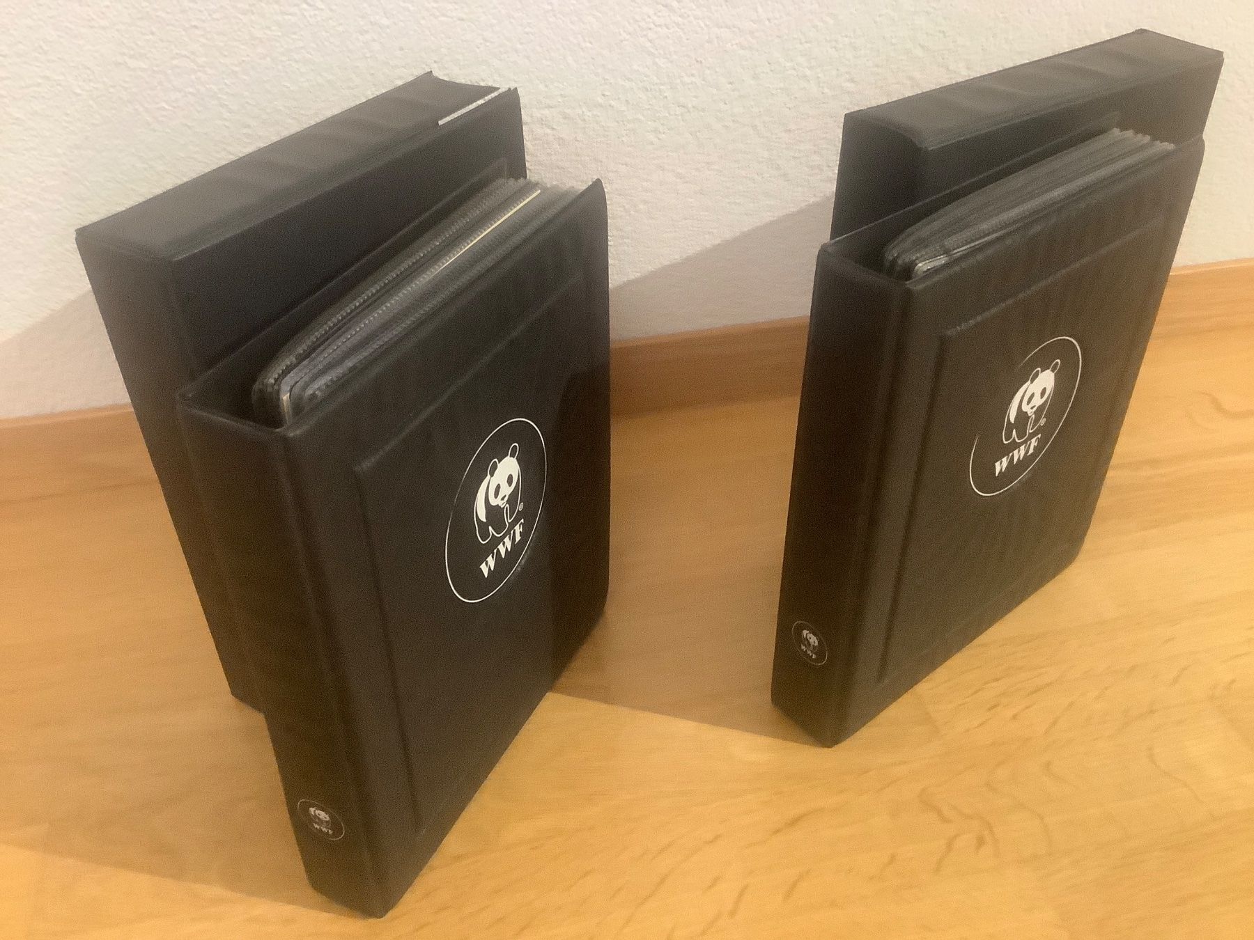 WWF Alben: 2 WWF Briefmarken Alben mit Dokumenten – Gebraucht aus St. Gallen von herbrig2