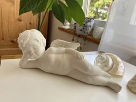 Engel liegend, 23 cm Keramik unglasiert, neuwertig