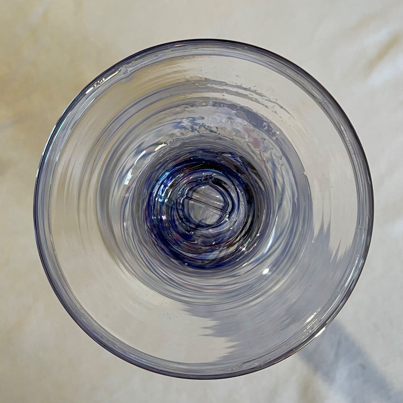 Bicchieri: Eigenwilliger Glas Pokal mit farbigen Streifen – Usato da Liestal venduto da Coutellerie 4