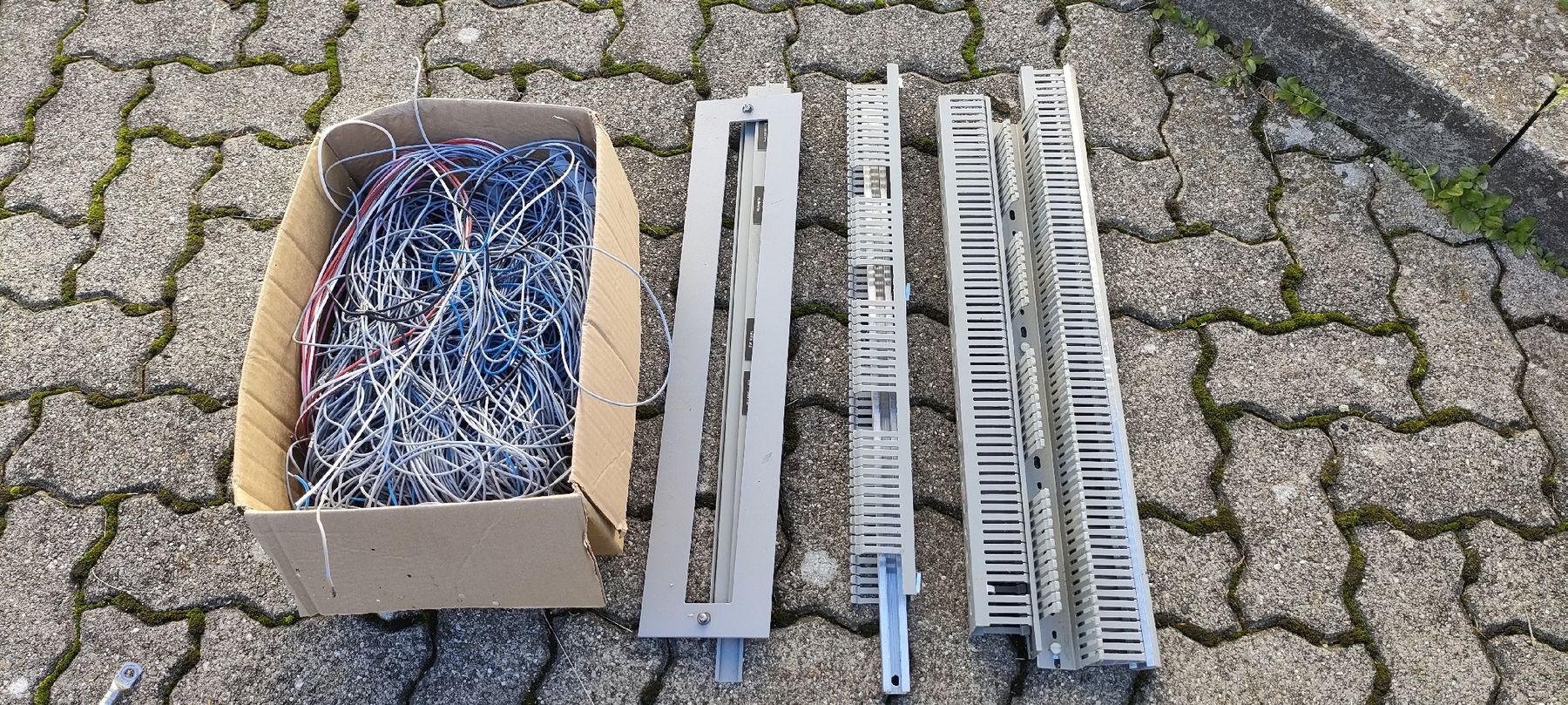 Caricabatterie: Solarregler Ladegerät Wechselrichter 230V Trafo – Usato da Rüti ZH venduto da alexvoirol 7