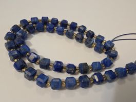 Lapislazuli Würfel- facettiert ca. 6mm. 44 Würfel Strang