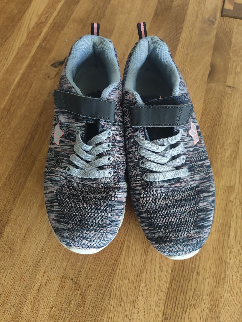 Scarpe per ragazze:  Turnschuhe.für Halle.Gr. 39 – Usato da Effretikon venduto da jeb_l9k5