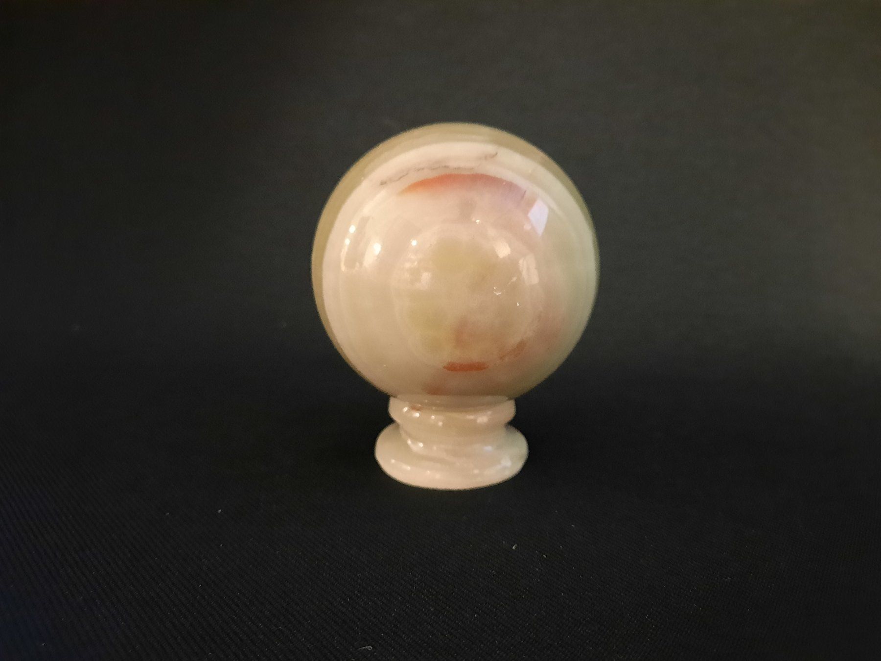 Minerali & Pietre curative: ONYX-Steinkugel mit Sockel, ca. 6 cm Durchmesser – Usato da Beinwil am See venduto da Restwert_Beinwil 4