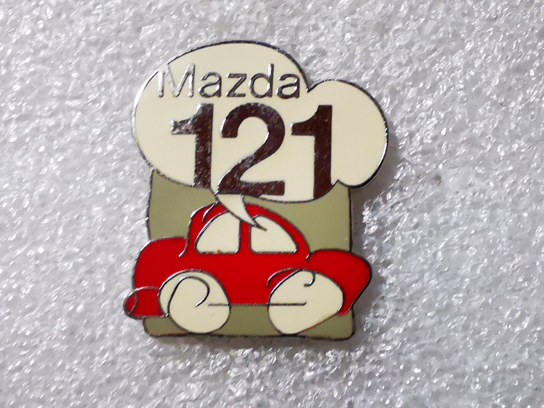 Placchette & Badge: Ansteckpin 51: Mazda 121 – Usato da Oppligen venduto da Pin-Fall-Shop