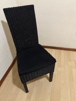 Chaise en rotin noire avec coussin