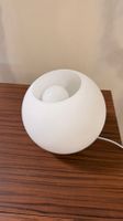 Skandinavische Design Kugel Tischlampe aus Opalglas