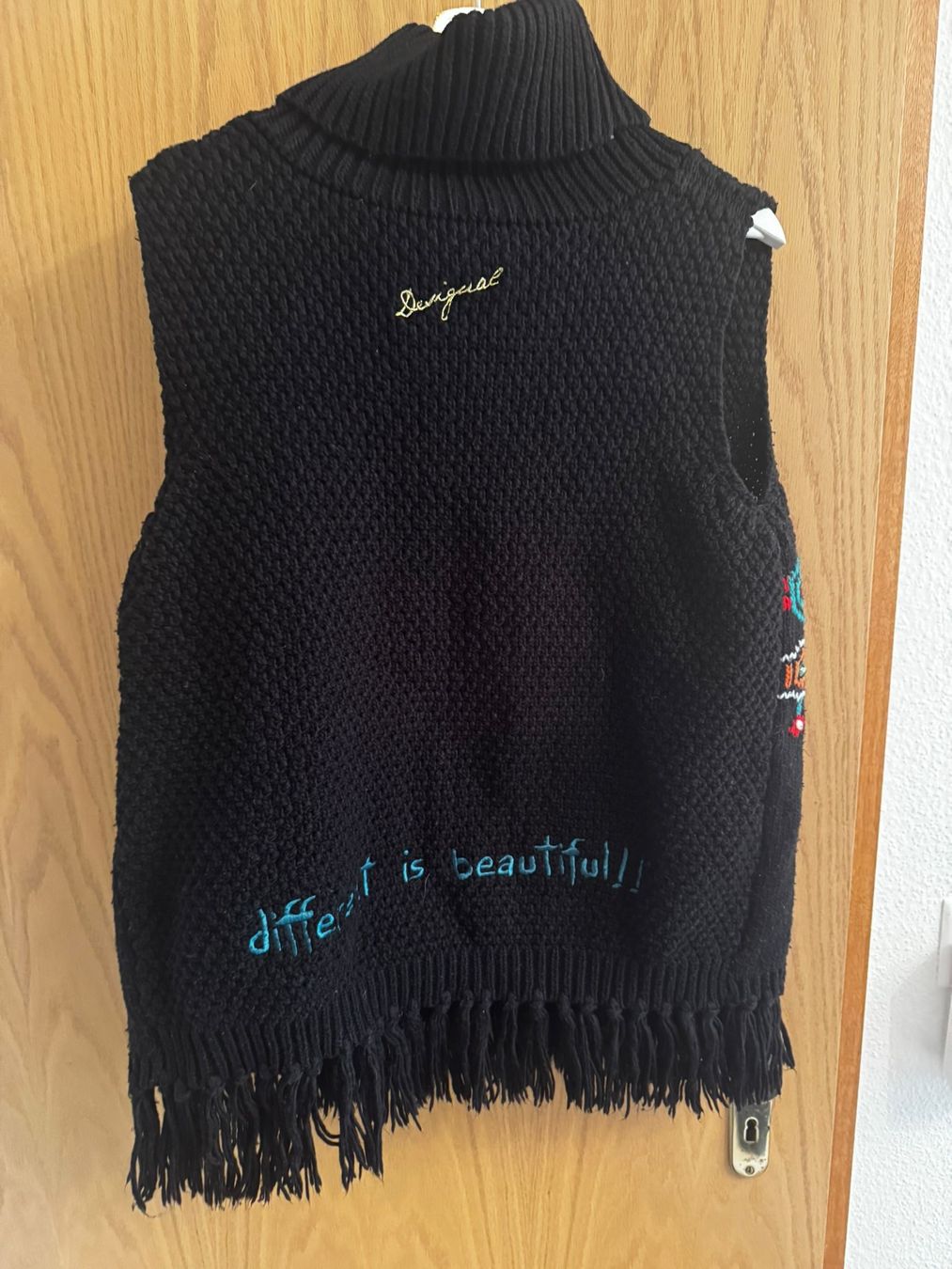 Desigual Gilets & Westen: Desigual Strickweste – Gebraucht aus Egg b. Zürich von Brocki_Insel_Egg 1
