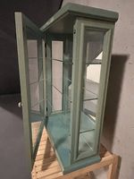 Holzvitrine mit Spiegelwand