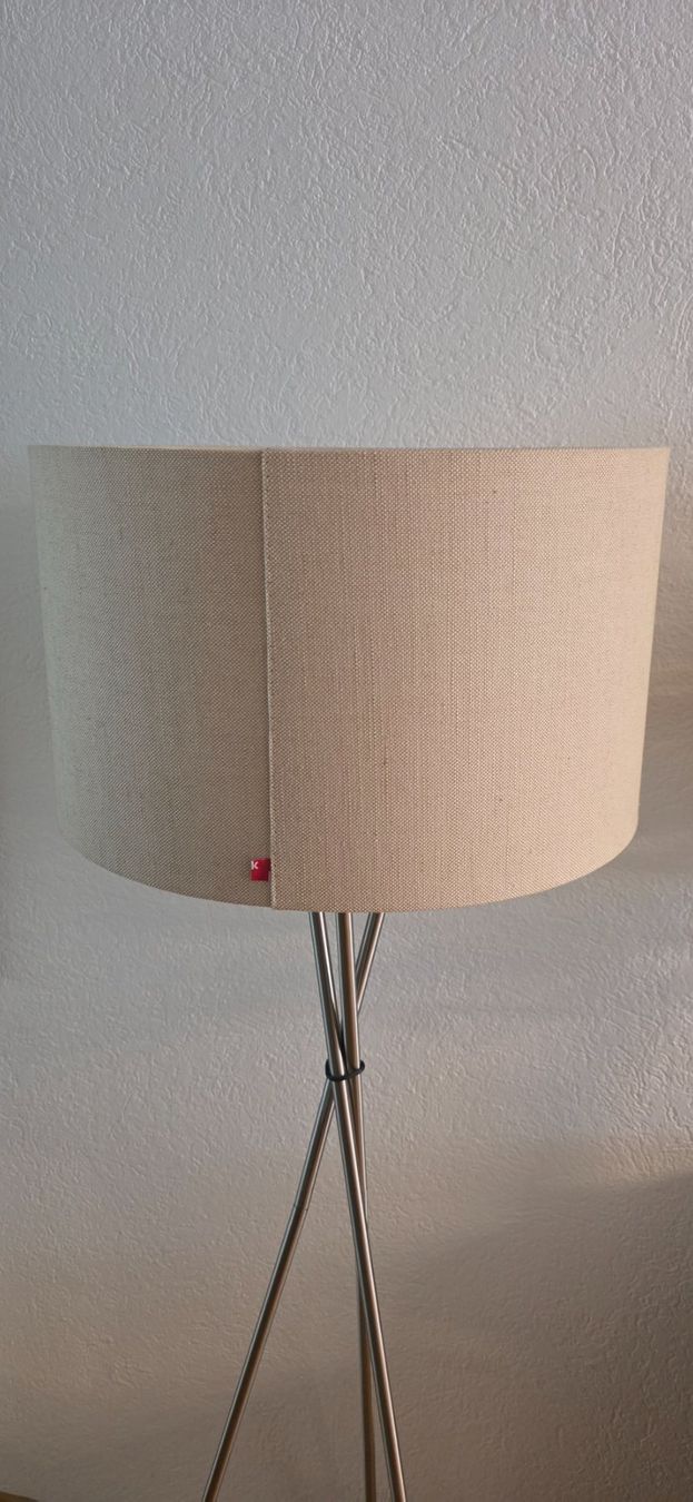 Lampade: Designer Kaya Stehlampe mit Stoffschirm – Nuovo (secondo la descrizione) da Zug venduto da CH-Flohmarkt 4