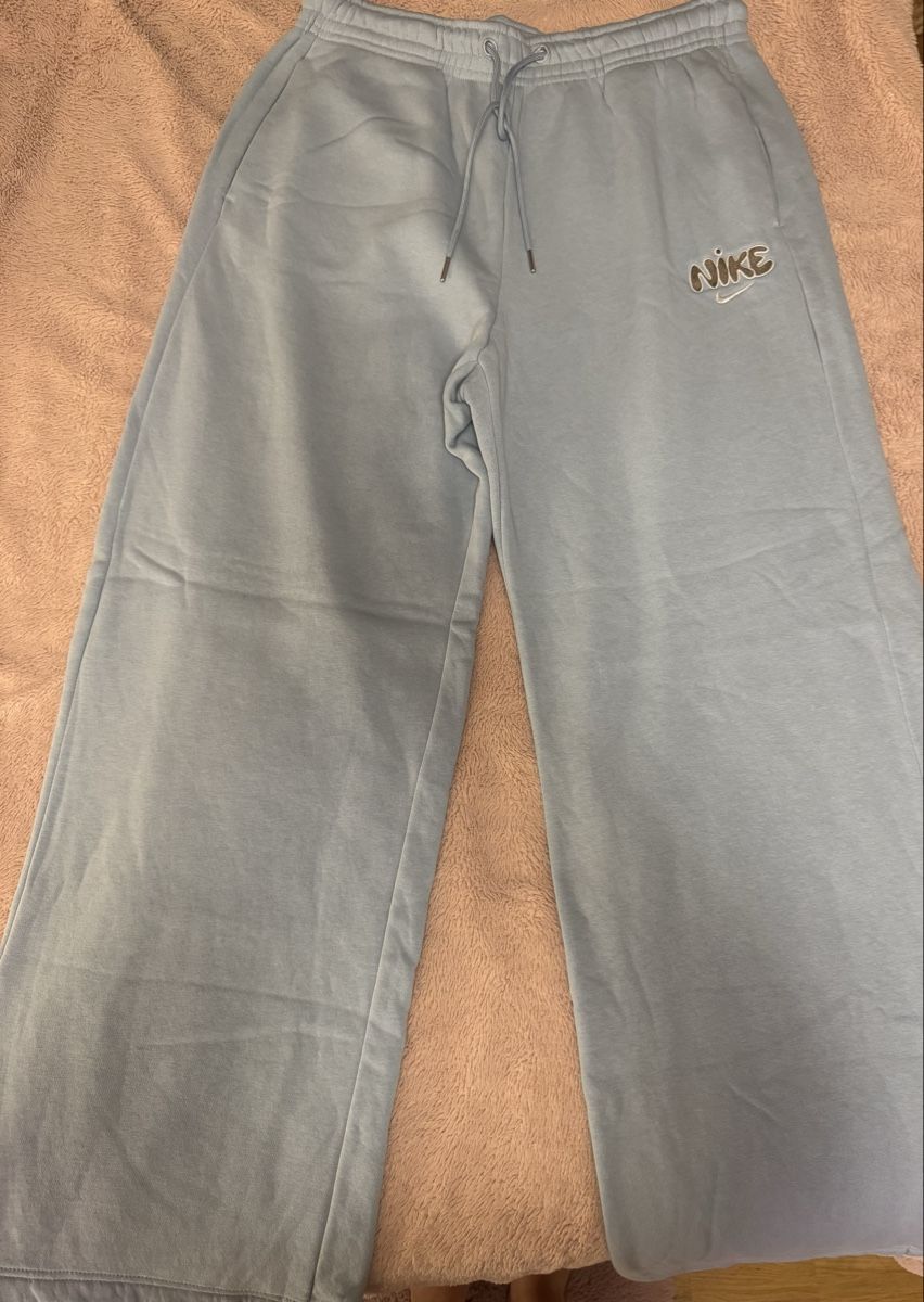 Nike Hosen: Nike Jogginghose Grösse M hellblau – Neu (gemäss Beschreibung) aus Sissach von User_2405