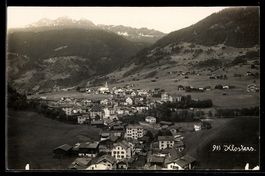 AK Klosters, Ortsansicht mit Kirche und Bergen