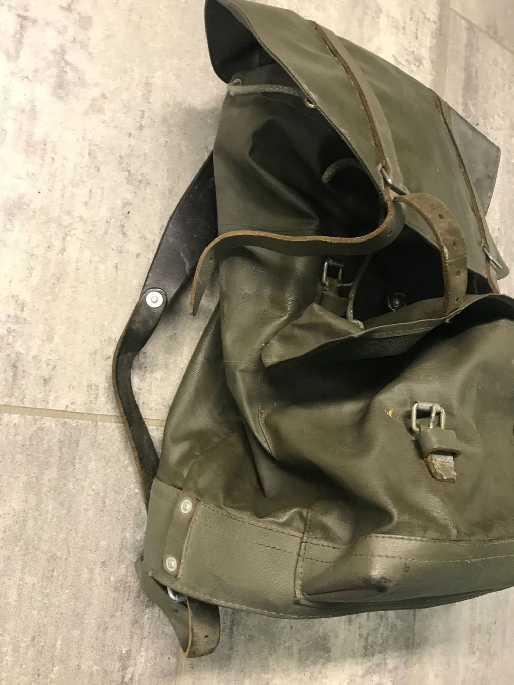 Zaini: Militär Rucksack – Usato da Läufelfingen venduto da Zehnerlein 1