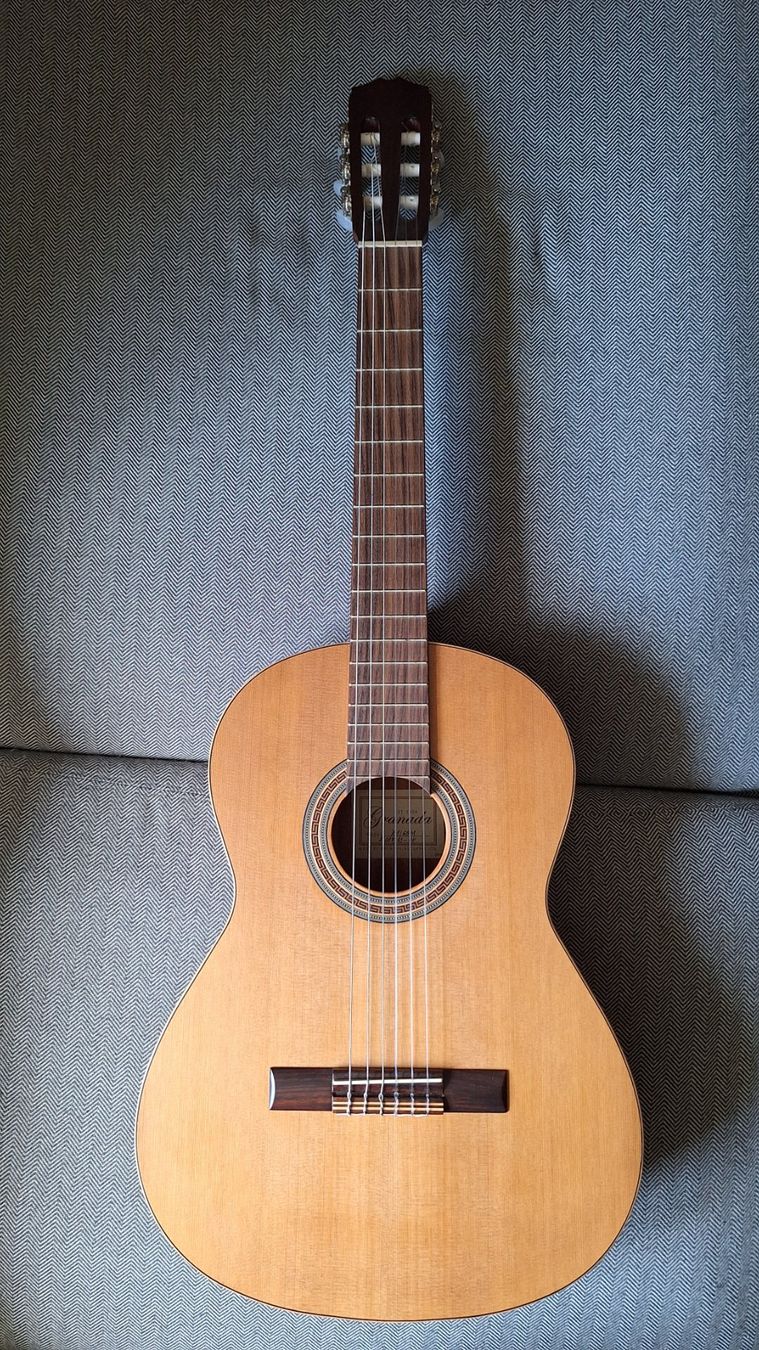 Strumenti musicali: Granada Konzertgitarre 4/4 super Zustand – Usato da Netstal venduto da korbi42 1