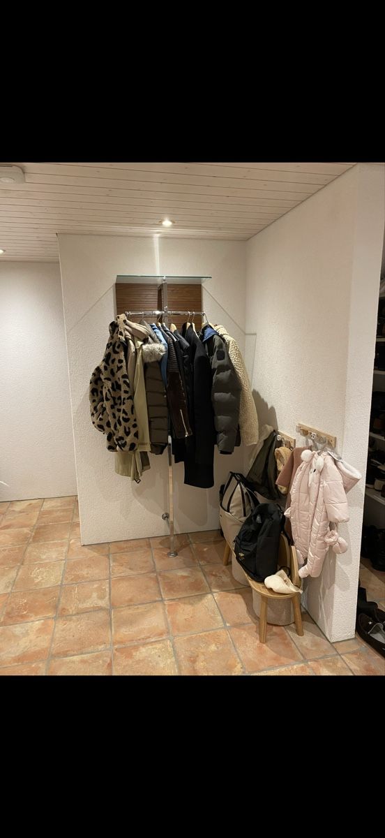 Garderobe: Garderobe Nussbaum – Neu (gemäss Beschreibung) aus Rorbas von erdbeeri91