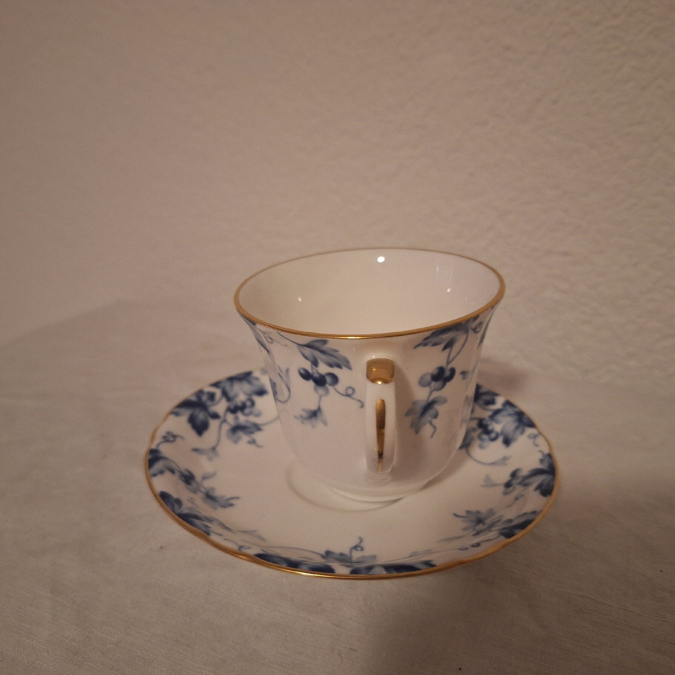 Tazze: Versand möglich. Tasse blaues Weinlaub – Usato da Winterthur venduto da Goldpipau 1