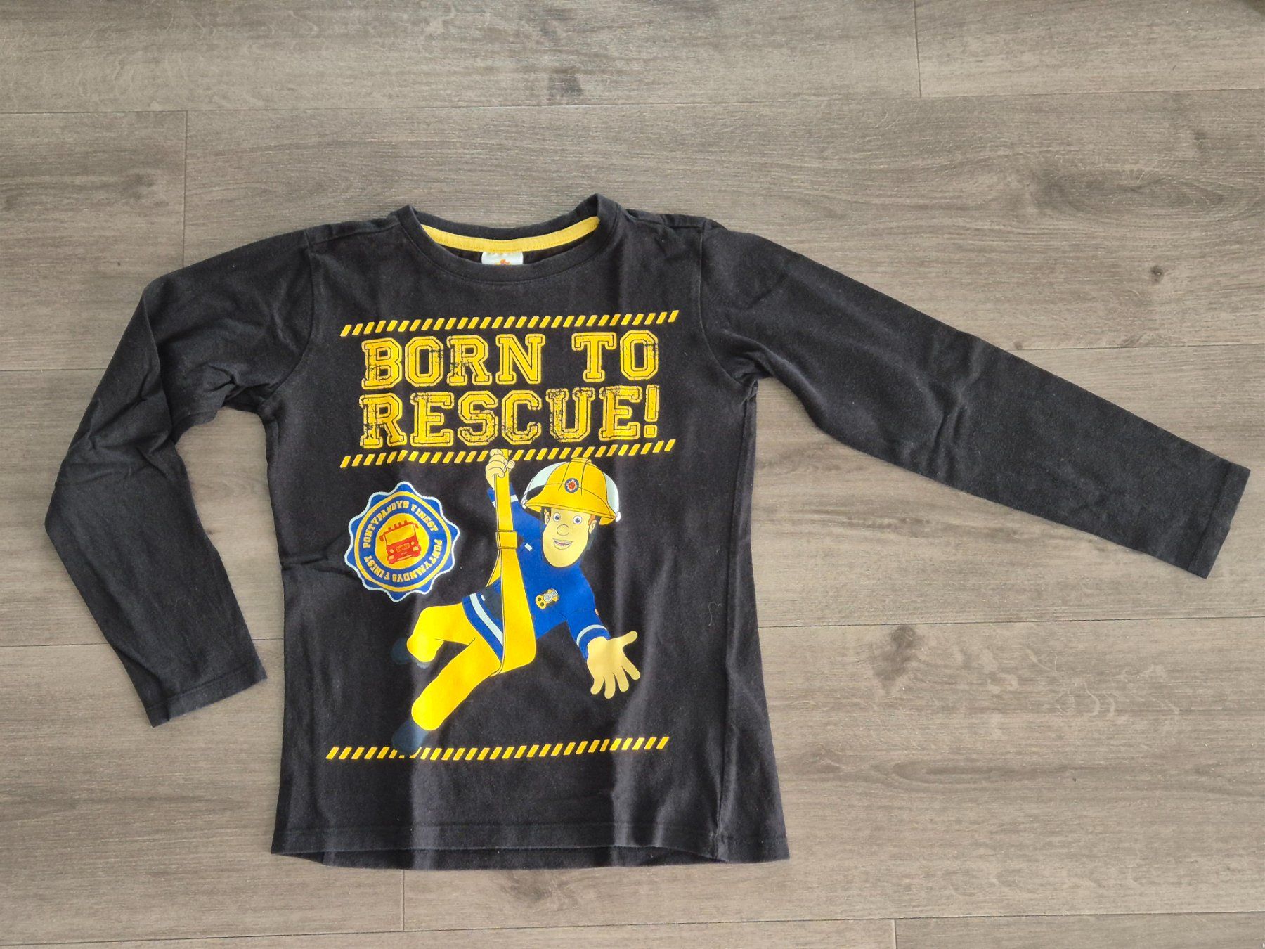 Pullover & Sweatshirts: Sweatshirt "Feuerwehrmann Sam" Gr. 128 – Gebraucht aus Buttisholz von sico20