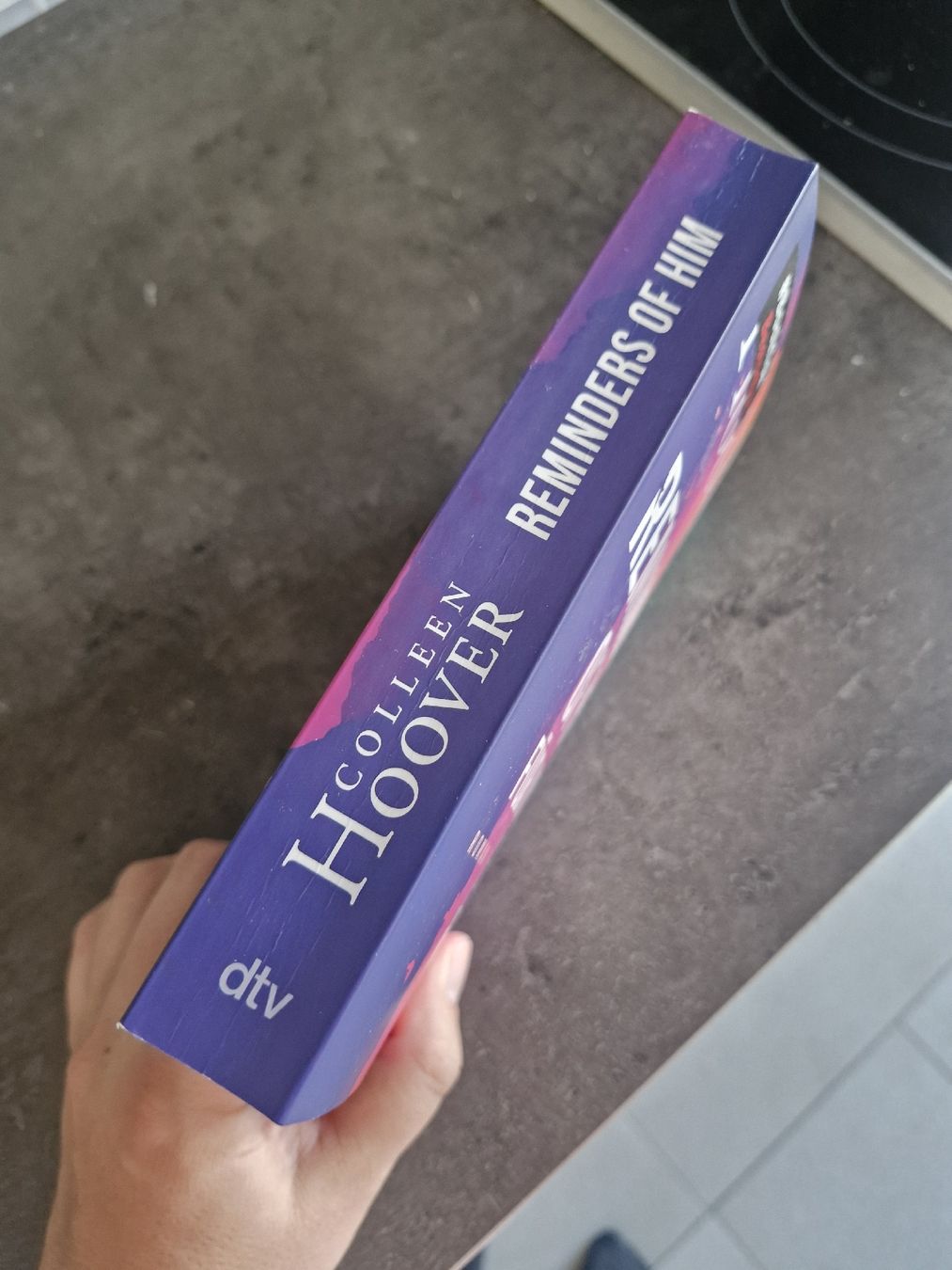 Bücher: verkaufe Buch " Reminders of him" – Neu (gemäss Beschreibung) aus Boswil von mir_z8w2 3